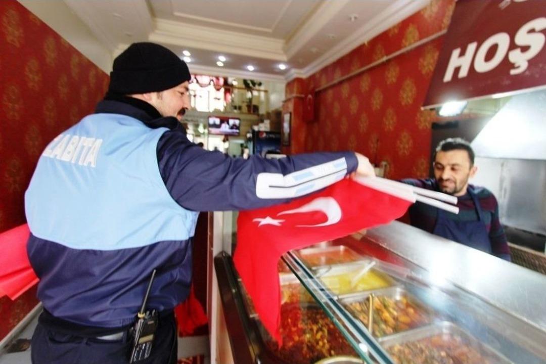 Mehmet&ccedil;ik&rsquo;e Destek İ&ccedil;in Bayrak Dağıtıldı