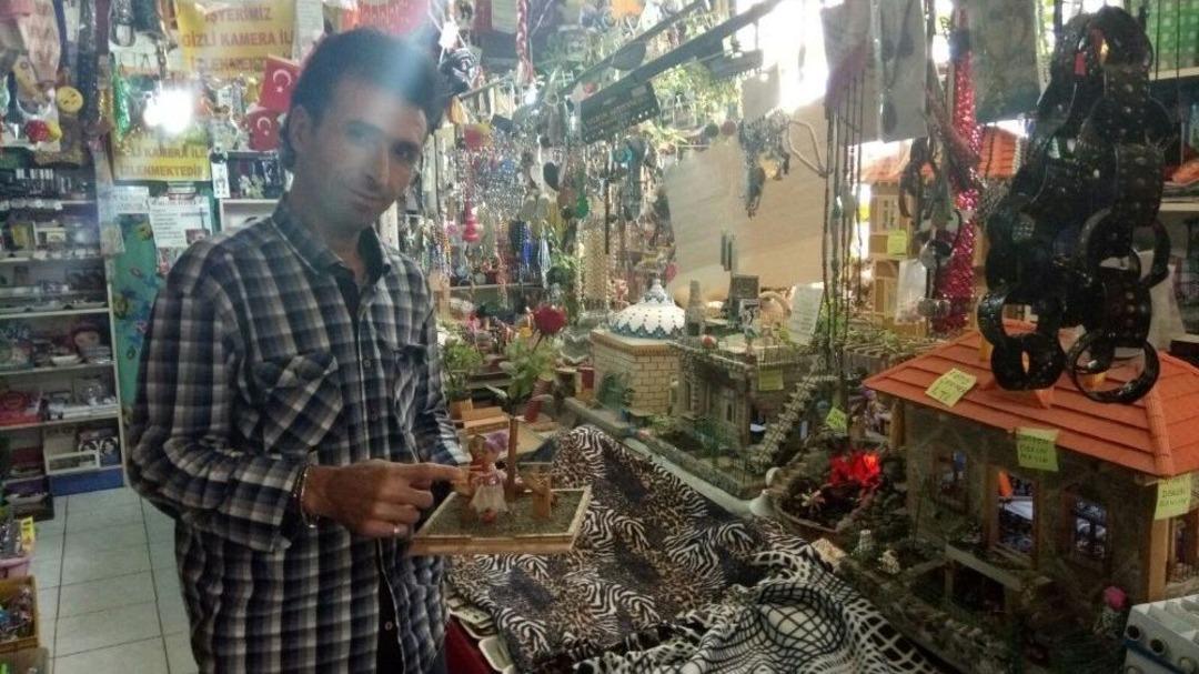 Tarihi Eserlerin Minyat&uuml;rlerini Yapıyor