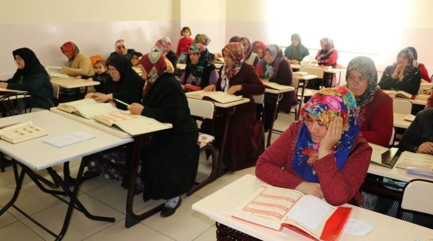 Kadınlar Kur&rsquo;an-ı Kerim &Ouml;ğreniyor
