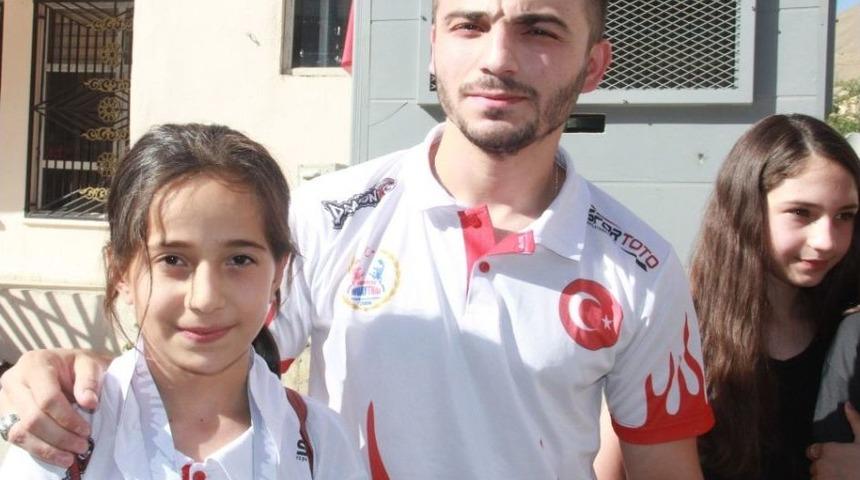 Dünya Üçüncüsü Hakkarili Sporcu Yurda Döndü