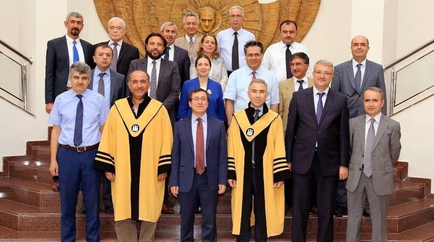 Unvanda Y&uuml;kselen Akademisyenlere C&uuml;bbeleri Giydirildi