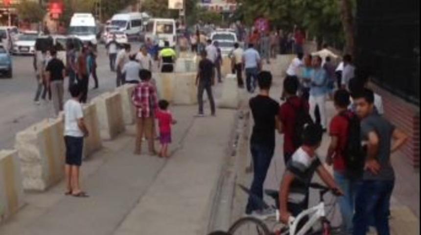 &Ccedil;ocukların Kavgasına B&uuml;y&uuml;kler Karıştı: 8 Yaralı, 3 G&ouml;zaltı