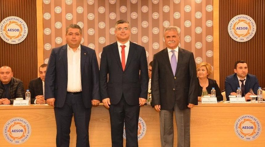 Antalya Fotoğraf&ccedil;ılar Kırtasiyeciler Ve Kitap&ccedil;ılar Esnaf Odası Başkanı Mehmet Bayrak G&uuml;ven Tazeledi