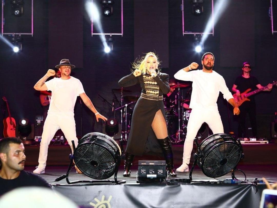Manavgat Barış Suyu Festivali&rsquo;nde Hadise R&uuml;zgarı