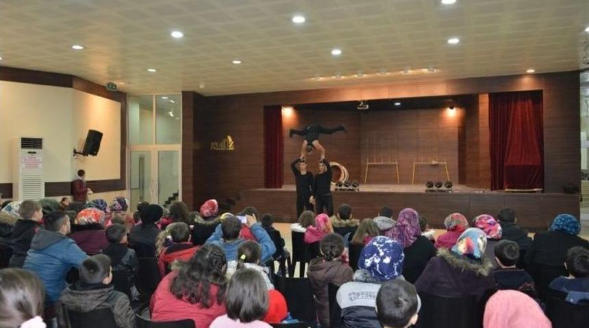 Gediz Belediyesinden &Ouml;ğrencilere Sirk G&ouml;sterisi