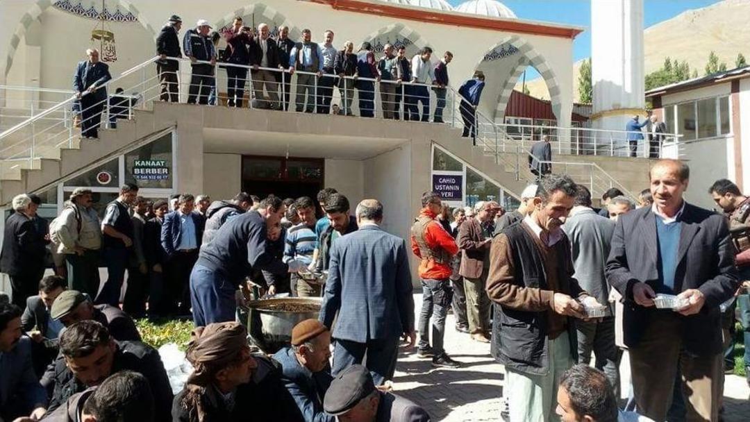 Bah&ccedil;esaray&rsquo;da Vatandaşlara Aşure Dağıtıldı