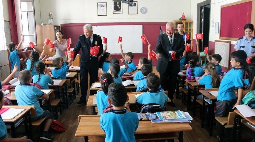 Miniklerin T&uuml;rk Bayrağı Coşkusu