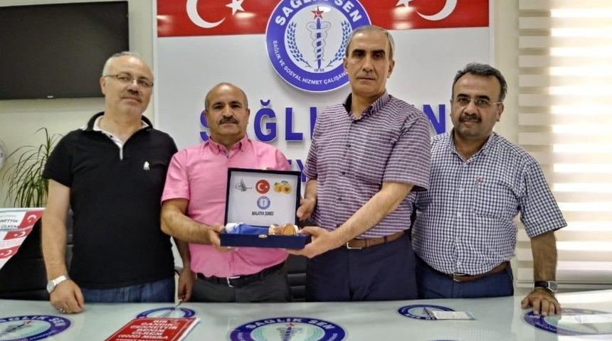 Rekor Şiirin Sahibine Plaket