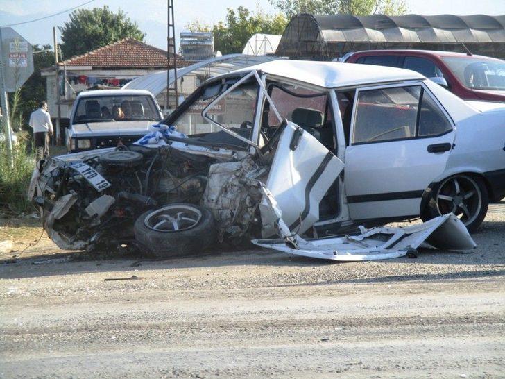 Otomobil Belediye Otobüsü İle Çarpıştı: 1 Yaralı G3