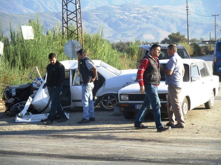 Otomobil Belediye Otobüsü İle Çarpıştı: 1 Yaralı G4