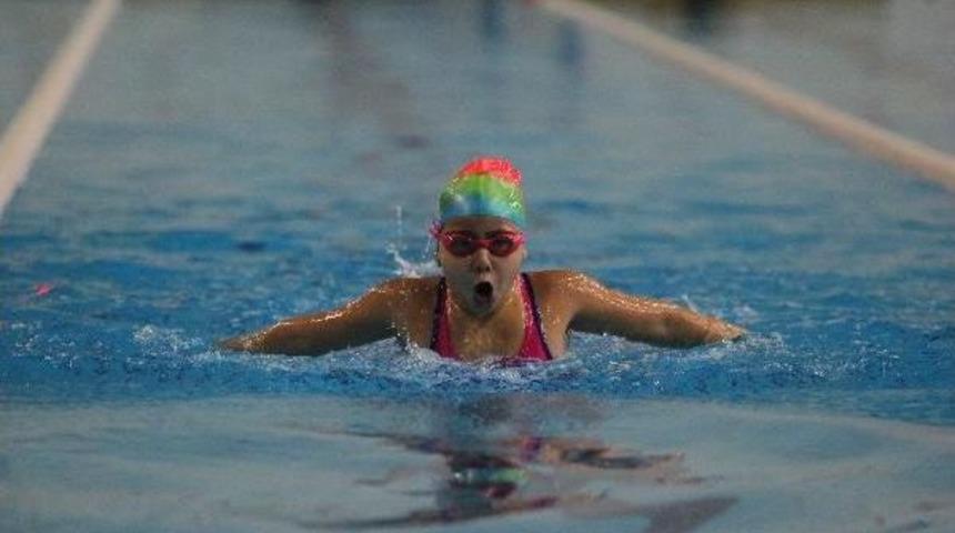 Tsyd Bursa Şubesi Y&uuml;zme Teşvik Yarışları'nın Heyecanı Yaşanıyor