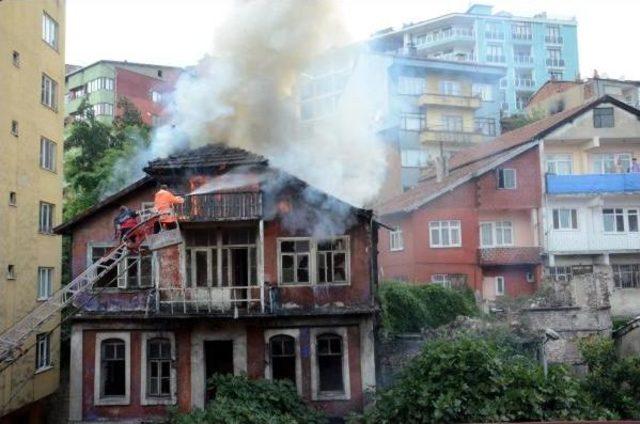 Zonguldak'ta 3 Katlı Eski Bina Yandı