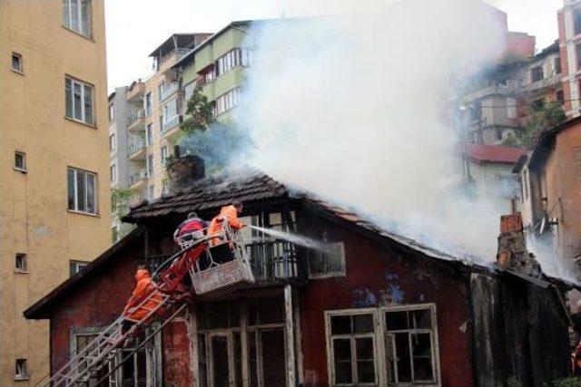 Zonguldak'ta 3 Katlı Eski Bina Yandı