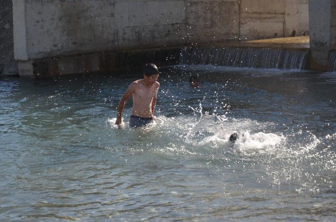 Y&uuml;ksekovalı Gen&ccedil;ler K&ouml;pr&uuml;c&uuml;k Deresinde Serinliyor