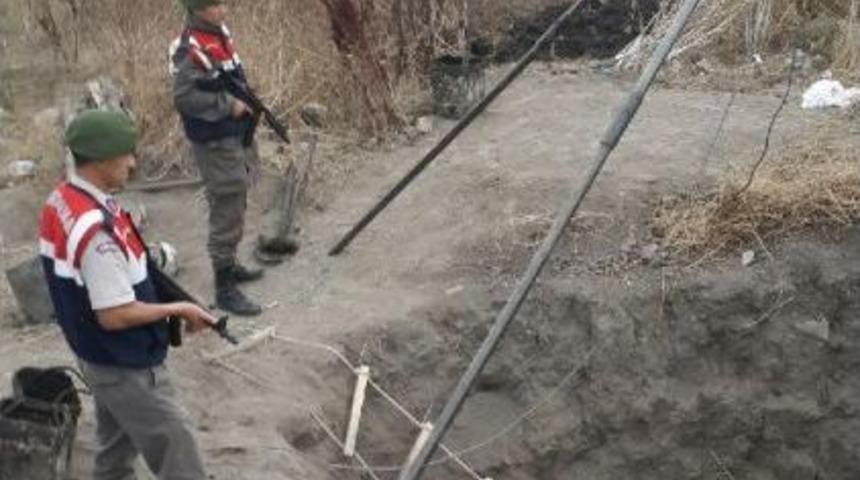 Sit Alanındaki H&ouml;y&uuml;kte T&uuml;nel A&ccedil;ıp 15 Metrelik Demir Zincirli Merdiven Yerleştirmişler