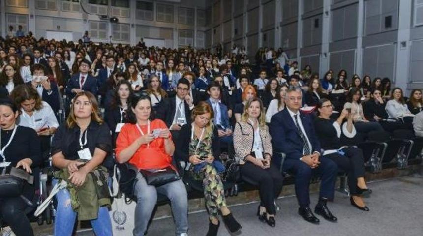 Lise &Ouml;ğrencileri Uluslararası Konferansta K&uuml;resel Sorunları Tartıştı