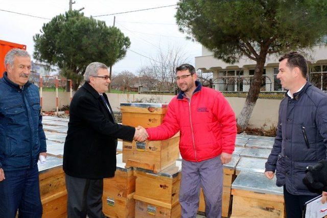 Marmaraereğlisi’nde Arıcılara Kovan Desteği