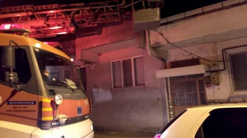 Çatıda Mahsur Kalan Kediyi İtfaiye Kurtardı