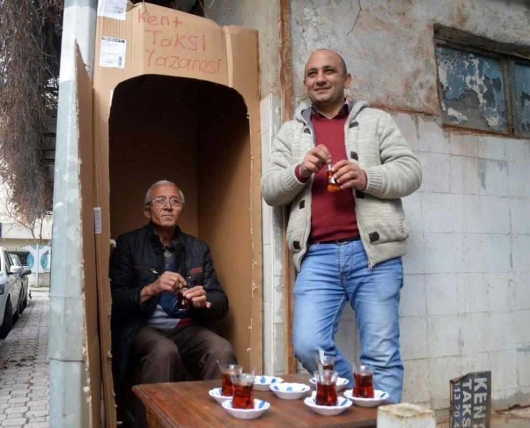 &Uuml;ş&uuml;yen Taksicilerden Kartonlu &Ccedil;&ouml;z&uuml;m
