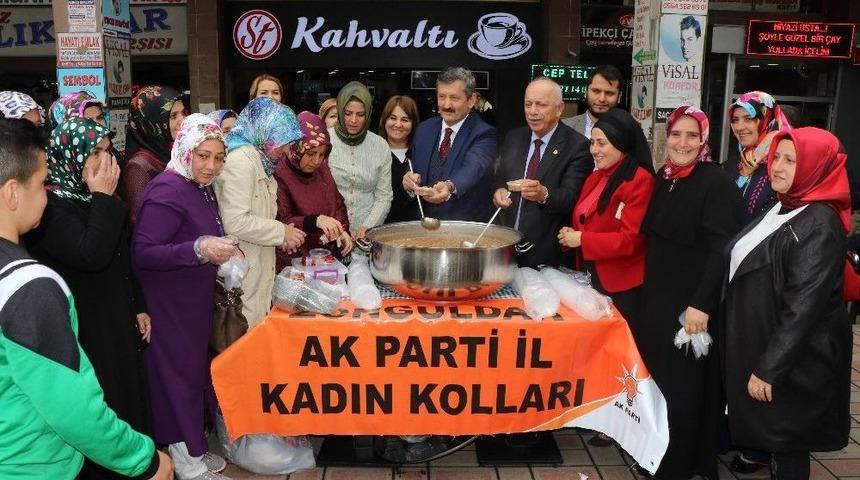 Ak Parti Kadın Kolları&rsquo;ndan Aşure Dağıtımı