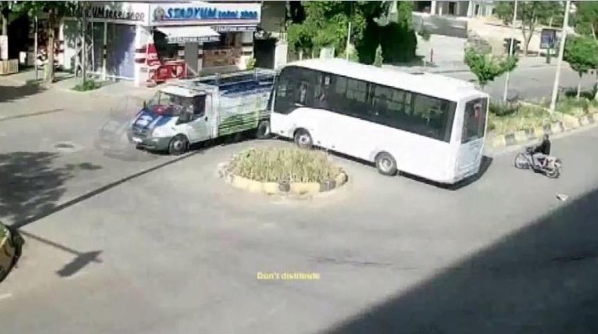 Kamyonet Ref&uuml;j&uuml; Aşarak Karşı Şeride Ge&ccedil;ti