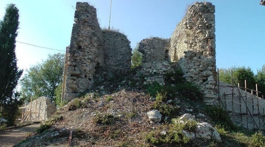 Tarihi Ceneviz Kalesi G&uuml;n Y&uuml;z&uuml;ne &Ccedil;ıkıyor