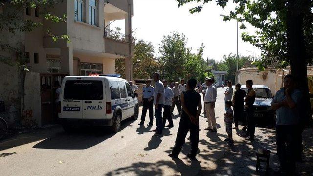 Hırsızlık Şüphelisi Şahıs Önce Dövüldü Sonra Polise Teslim Edildi 1