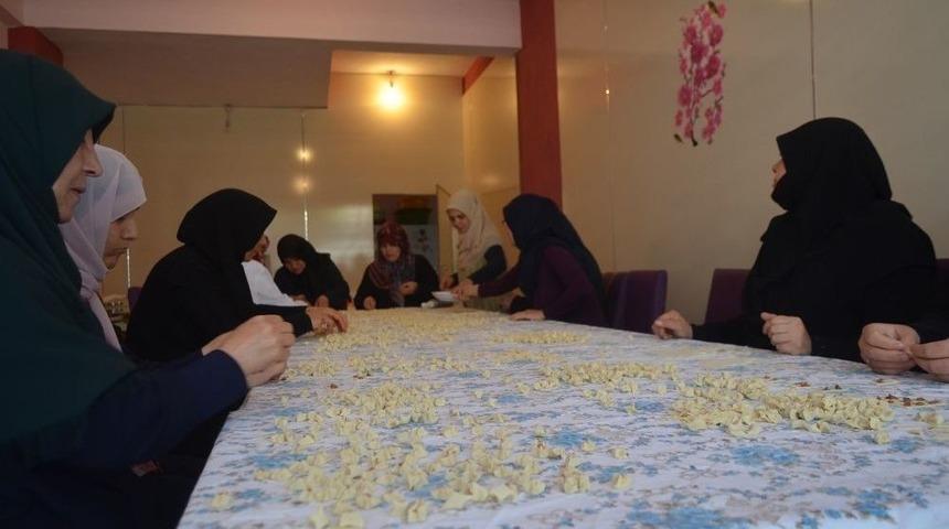 Ellerinin Hamuruyla İhtiya&ccedil; Sahibi Ailelere Destek Oluyorlar