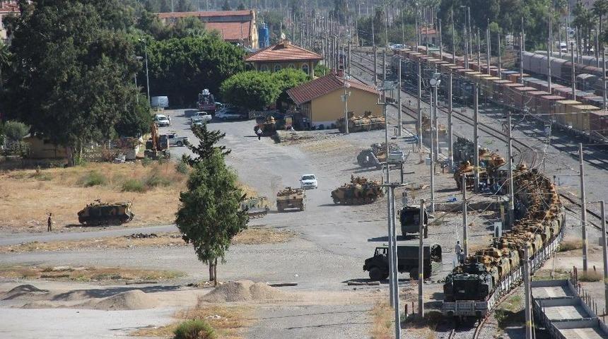 Hatay Sınırına Askeri Sevkiyat S&uuml;r&uuml;yor