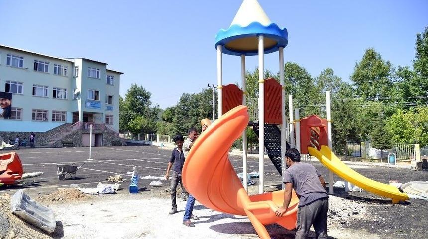 Büyükşehir Belediyesi, Çocuk Oyun Parkları Ve Spor Alanları Oluşturmaya Başladı