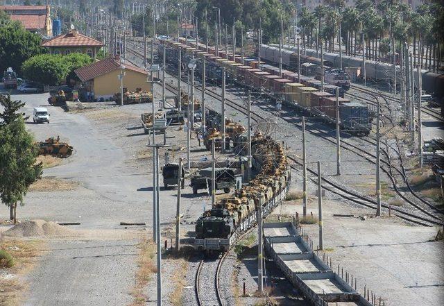 Hatay Sınırına Askeri Sevkiyat Sürüyor