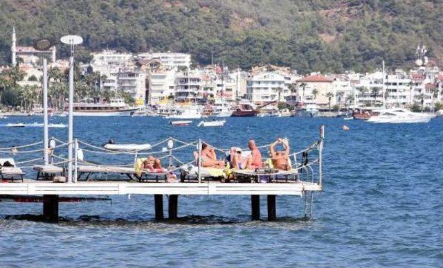 Marmaris te Güneşli Havayı Gören Denize Koştu 1