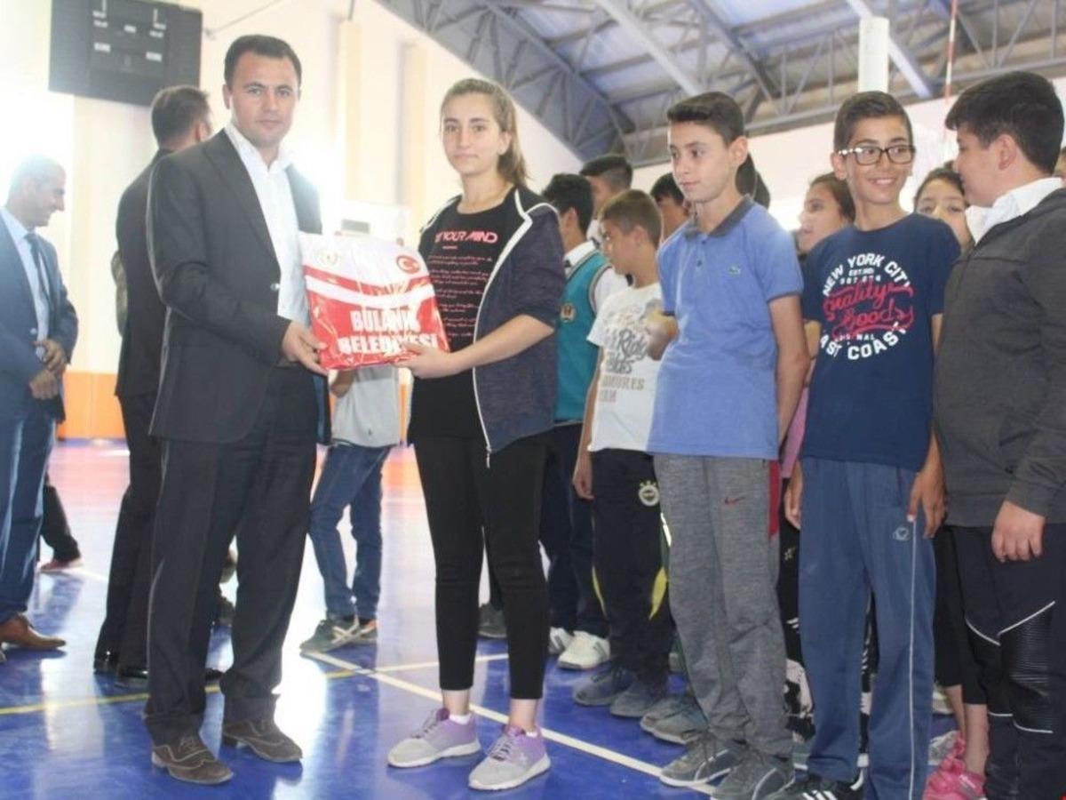 Bulanık Belediyesi Gen&ccedil;lere Forma Dağıttı