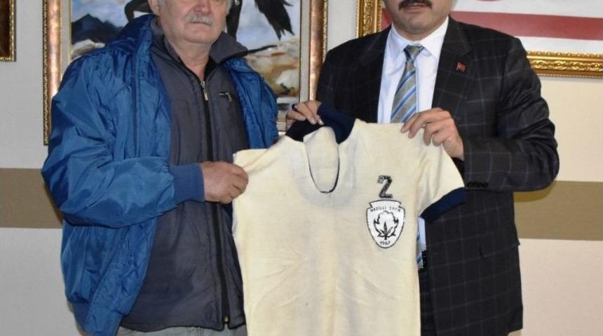 Yarım Asırlık Nazillispor Formasını Başkan Alıcık&rsquo;a Hediye Etti