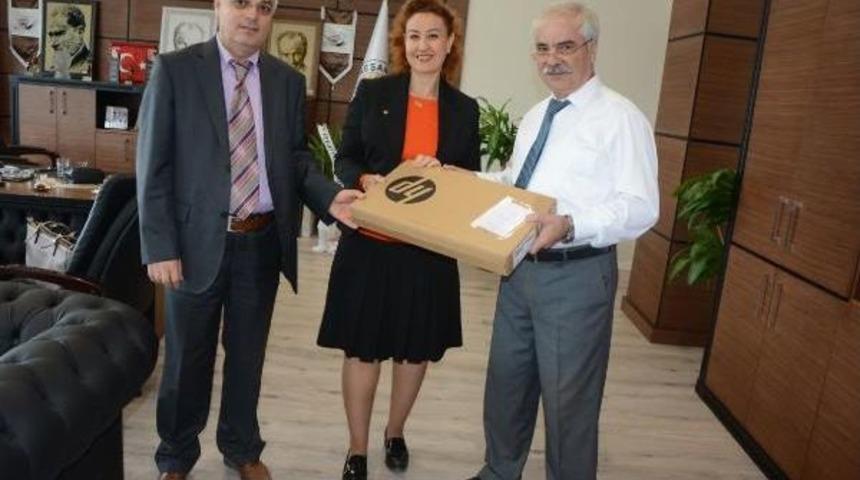 Doktor Başkandan Tıp Kazanan &Ouml;ğrencilere Diz&uuml;st&uuml; Bilgisayar