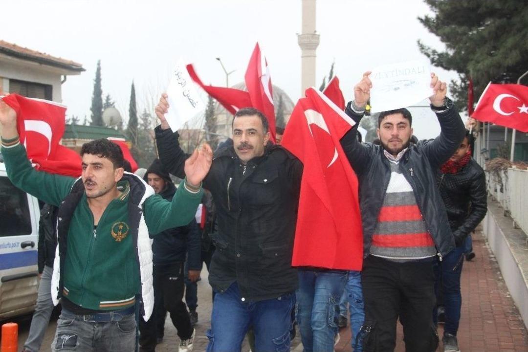 Suriyeli M&uuml;lteciler Afrin&rsquo;de Savaşmak İ&ccedil;in Askerlik Şubesine Başvurdu