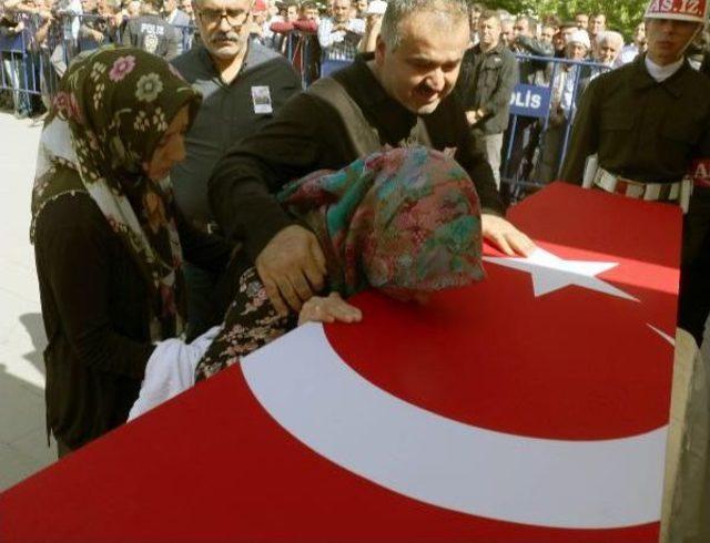 Şehit Uzman Çavuşun Kızı: Bırakın Beni Babama Gideceğim (2)