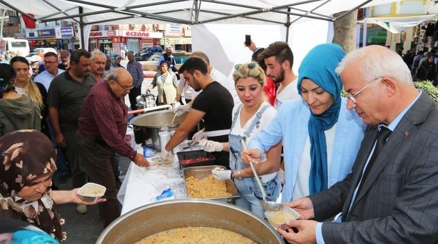 Torbalı Belediyesi&rsquo;nden 5 Bin Kişiye Aşure
