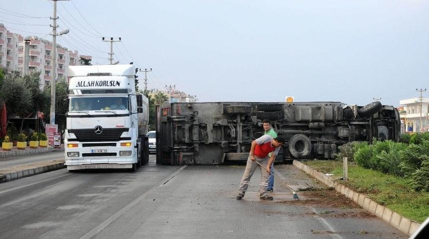 Kamyon Kaygan Yolda Devrildi