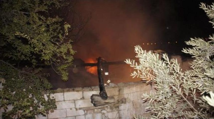Bağ Evinde Yangın &Ccedil;ıktı