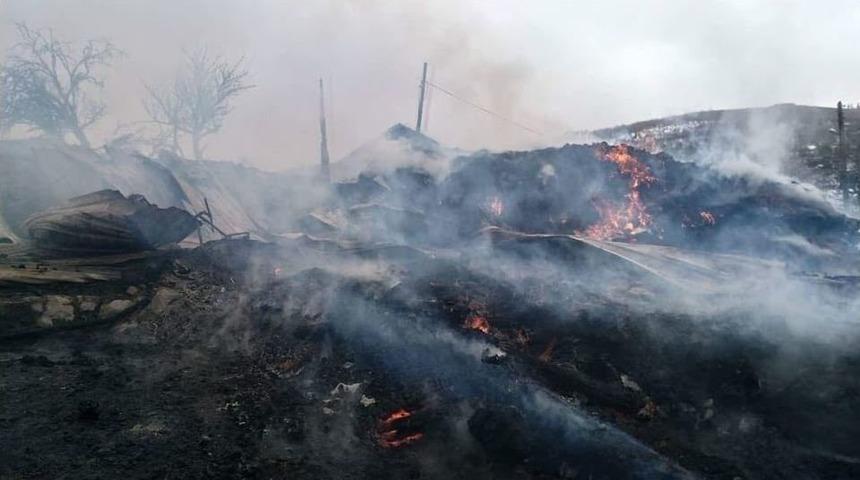 Yangında Ahır Ve Samanlık Kül Oldu