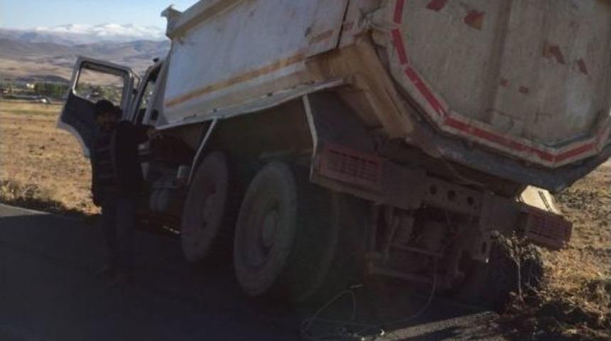 Kamyonet Şof&ouml;r&uuml; Otomobile &Ccedil;arpmamak İ&ccedil;in Kaza Yaptı