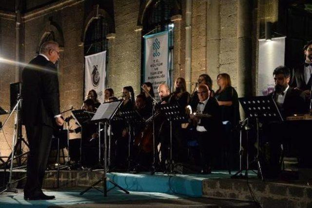 Tarihi İ&ccedil;kale de Sanat Musikisi Eşliğinde Defile&nbsp; 1