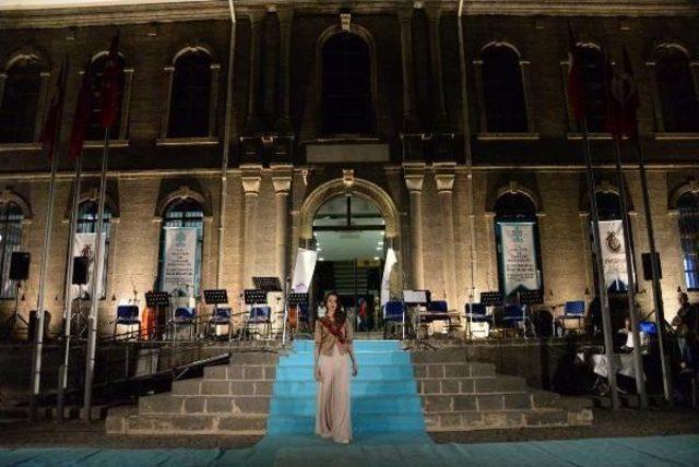 Tarihi İ&ccedil;kale de Sanat Musikisi Eşliğinde Defile&nbsp; 2