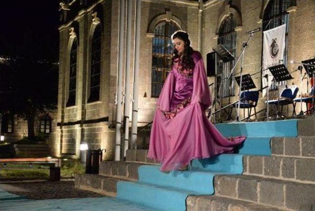 Tarihi İ&ccedil;kale de Sanat Musikisi Eşliğinde Defile&nbsp; 3