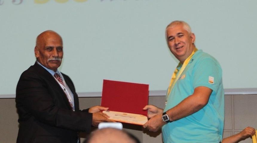 &lsquo;arıcılık Gazetesi&rsquo;ne D&uuml;nya 2.&rsquo;liği &Ouml;d&uuml;l&uuml;