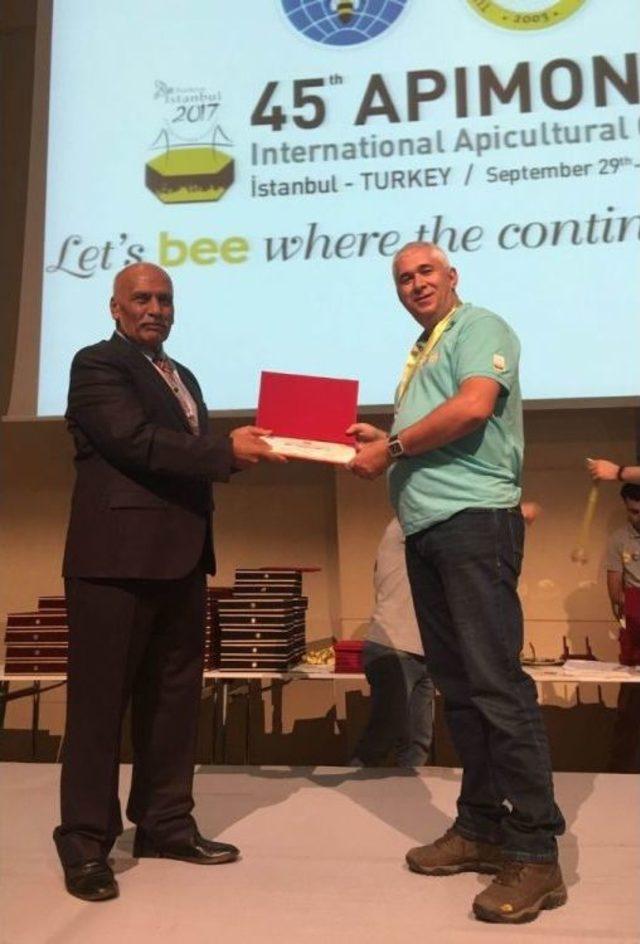 &lsquo;arıcılık Gazetesi&rsquo;ne D&uuml;nya 2.&rsquo;liği &Ouml;d&uuml;l&uuml; 1