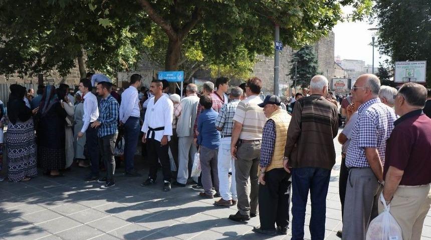 &Uuml;lk&uuml; Ocakları 4 Bin Kap Aşure Dağıttı