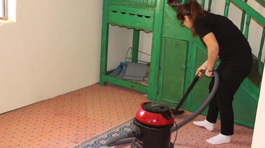 Gen&ccedil;lik Liderleri K&ouml;y Camisinde Temizlik Yaptı