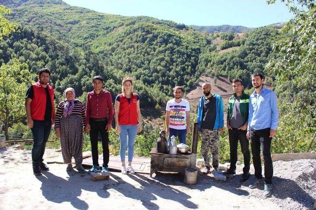 Gençlik Liderleri Köy Camisinde Temizlik Yaptı